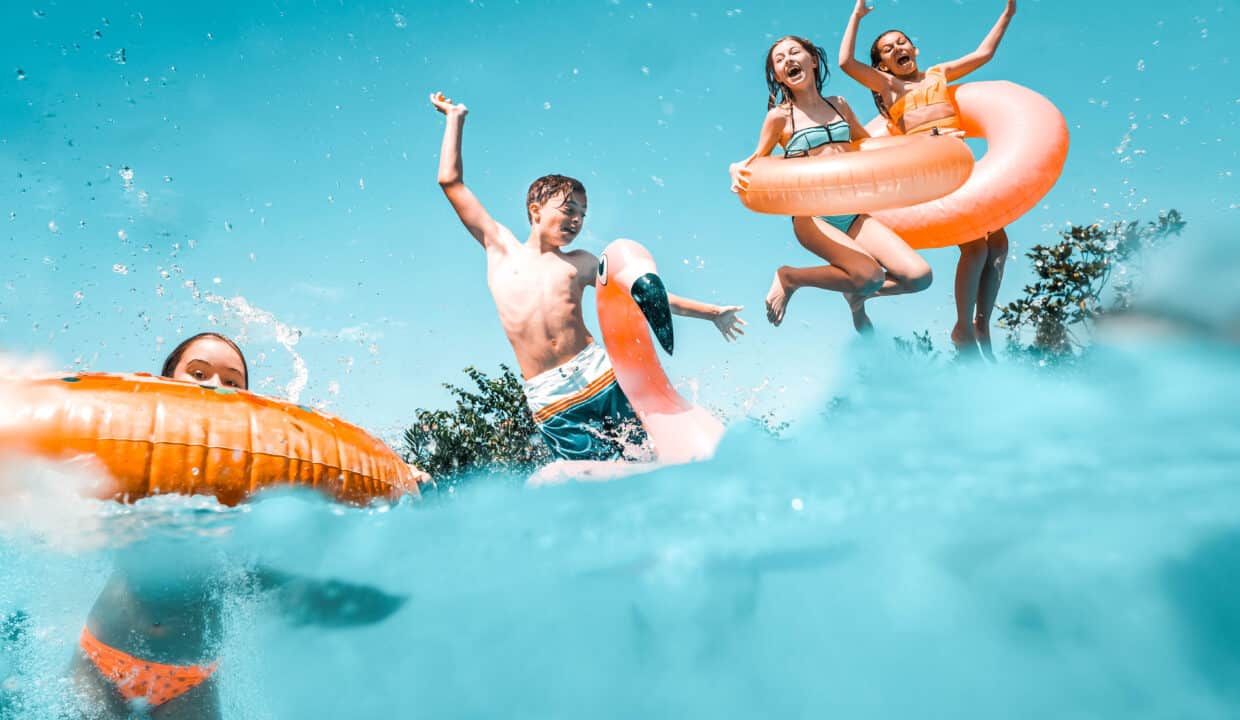 Half,Underwater,Split,Image,Of,Many,Little,Kids,Dive,In